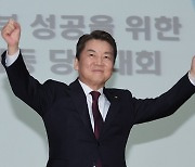 안철수, 초반 승기?…“與 대표 적합도, 김기현에 오차범위 내 우위”
