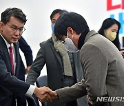 기자들과 인사하는 윤상현 후보