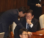 대화하는 이재명 대표와 김성주 의원