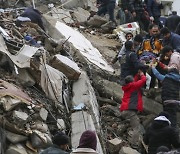 “건물이 롤러코스터처럼 흔들려” 튀르키예 덮친 사상 최악 규모 지진