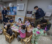 유치원·어린이집 찾은 이주호 "유보통합 단순 기관 통합 아냐"