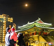 정월대보름 즐기는 북한 주민들
