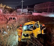 청주서 통근버스 하천 추락…10명 부상