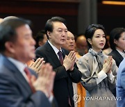 합장하는 윤석열 대통령과 김건희 여사