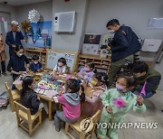 유치원·어린이집 찾은 이주호 "유보통합 단순 기관 통합 아냐"(종합)
