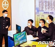 연포온실농장으로 '달려간' 북한 국가과학원 일꾼들…증산 박차
