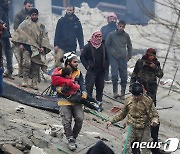 건물 붕괴 현장서 구조된 시리아 어린이