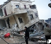 지진으로 기울어진 시리아 주택