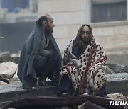 시리아 지진 잔해 위 두 남성