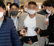 '짧은머리에 반바지' 김성태 수행비서 압송…'金 휴대전화' 분석
