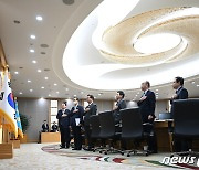 국민의례하는 윤 대통령과 국무위원들