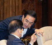 박병석 전 국회의장과 대화하는 박홍근 민주당 원내대표