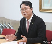 국민의힘 보좌진과 대화하는 천하람 위원장
