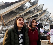 지진 피해에 좌절하는 여성들