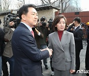 [뉴스1 PICK]김기현 손잡은 나경원 "총선 승리를 위해" 지지 선언