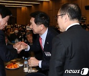 인사 나누는 김기현 후보와 이희철 회장