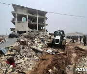 시리아 반군 "수백 가구 여전히 잔해속에 묻혀…1분 1초가 절실"