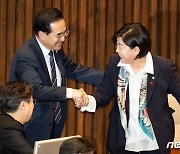 대정부 질문 마친 서영교 의원 격려하는 박홍근 野 원내대표