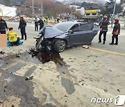 정선 국도서 승용차 가드레일·신호등 충돌…2명 사망·3명 중상