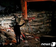 튀르키예·시리아 지진 사망자 5000명 넘어서…"수백가구 잔해 파묻혀"(상보)