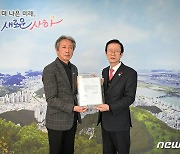 주한 우크라이나 대사, 이갑준 부산 사하구청장에게 감사장 전달