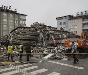 얕은 진원, 강력 여진에 부실 건물 우르르…악재 겹친 대지진