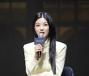 [포토]취재진의 질문에 답하는 김유정