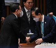 [포토]인사하는 한덕수 총리-주호영 원내대표