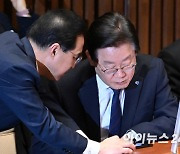[포토]이재명 대표-박홍근 원내대표, '머리 맞댄 민주당 지도부'