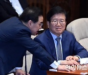 [포토]대화하는 박홍근 원내대표-박병석 의원