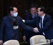 [포토]대화하는 박홍근 원내대표와 김도읍 의원