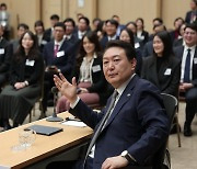 MZ 공무원 만난 尹 "공직자들이 기업이란 생각으로 정책 펼쳐야"