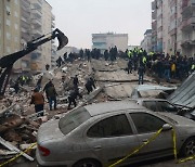 [속보] AP통신 "튀르키예·시리아 지진 사망자 4000명 넘겨"