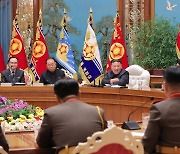 한달만에 나온 김정은, 중앙군사위 소집···“전쟁준비 태세 엄격 완비”