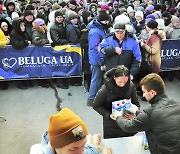 [포토] 음식 배급받는 우크라이나 주민들
