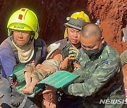 태국 구조대, 15m 깊이 구멍에 빠진 1세 아이 구조