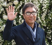 이수만, SM 법적 대응 "카카오에 지분 매각 명백한 위법, 책임 물을 것"