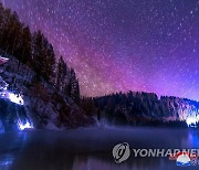 서리꽃 핀 북한 리명수 폭포의 밤하늘