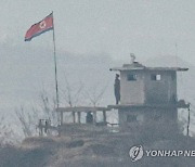 초소 근무중인 북한군