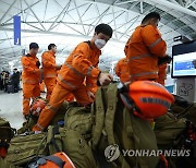 출국 전 짐 점검하는 구조대원들