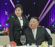 北김정은, 딸 김주애와 군 장성 축하방문 "결사항전의 투지"