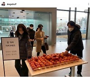 현대카드 애플페이 출시 발표, 정태영 부회장은 ‘사과’ 나눠줬다