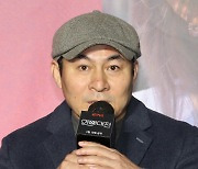 [포토]인사말하는 넷플릭스 새 영화 ‘연애대전'의 김정권 감독