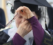 [포토]눈물 보이는 졸업생