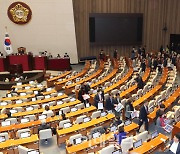 [포토]이상민 장관 탄핵안 가결, '본회의장 나가는 국민의힘'