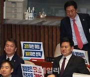 [포토]'본회의 참석한 김기현-안철수'