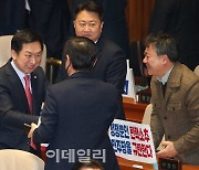 [포토]'의원들과 인사하는 김기현'