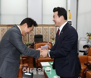 [포토]국회 방문한 오세훈, '지하철 무임수송 지원 협조 요청'