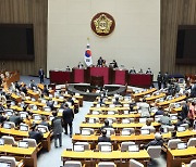이상민 탄핵안 가결에…대통령실 "의회주의 포기", 민주당 "국민 명령 수행"