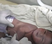 시리아 건물 잔해 속에서 태어난 아기...산모는 숨져